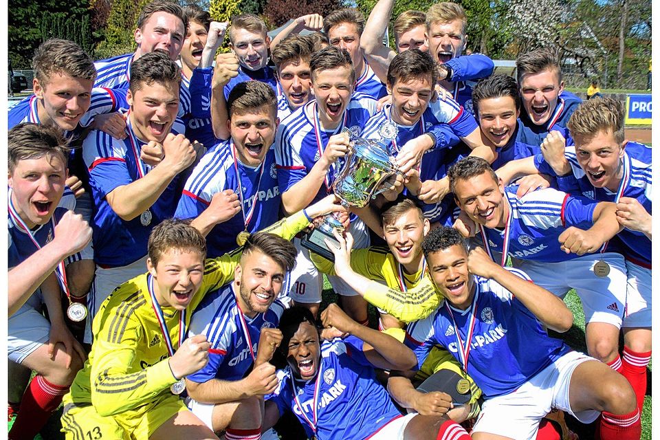 Geballte Freude: Holsteins U17 feiert den Sieg des SHFV-Pokals.