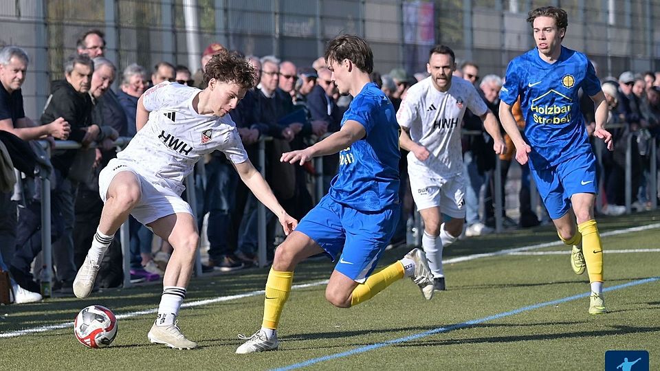 Eppingen (weiß) könnte dem 1.FC Mühlhausen in die Oberliga folgen.