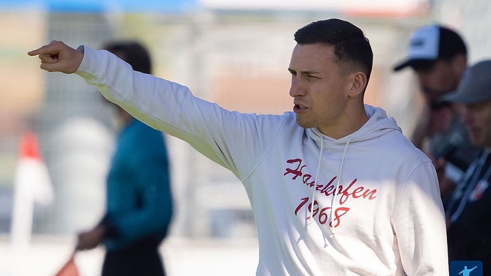 Gibt auch in der kommenden Saison und nach dem wahrscheinlichen Abstieg aus der Regionalliga die Kommandos in Hankofen: Cheftrainer Tobias Beck.