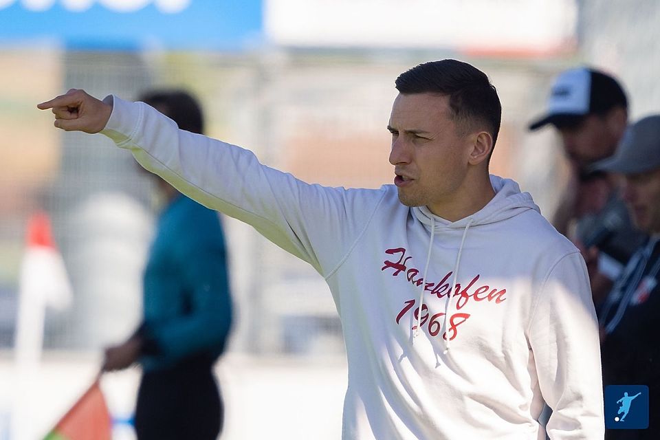 Gibt auch in der kommenden Saison und nach dem wahrscheinlichen Abstieg aus der Regionalliga die Kommandos in Hankofen: Cheftrainer Tobias Beck.