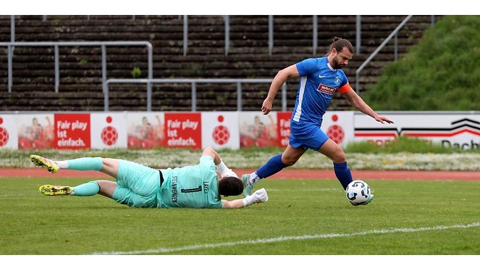 Der dreifache Eintracht-Torschütze Deniz Darcan umkurvt Steinwendens Keeper Luca Layes und trifft zum 4:0.	Foto: Mario Luge