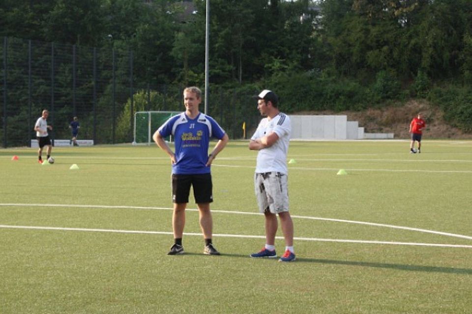 Jörg Tiemann (l.), Trainer vom VfL Kloster Oesede II. Foto: Lennart Dommer