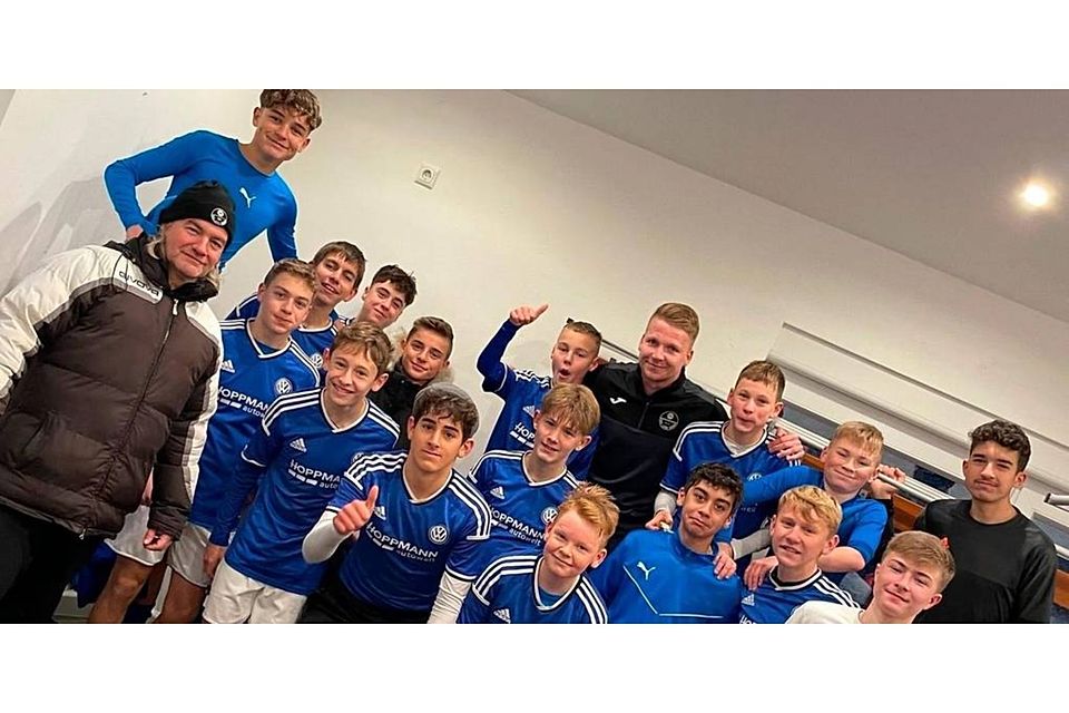 Aars C-Junioren grüßen nach ihrem Heimsieg ihren Mitspieler, der sich am Abend zuvor an der Schulter verletzte und in Siegen operiert werden musste, mit diesem Foto. (© Max Schäfer)