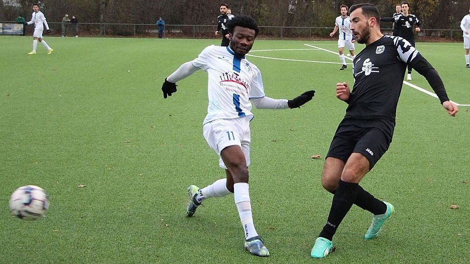 Emmanuel Adu (links in weiß) traf zum Sieg gegen den 1. FC Viersen.