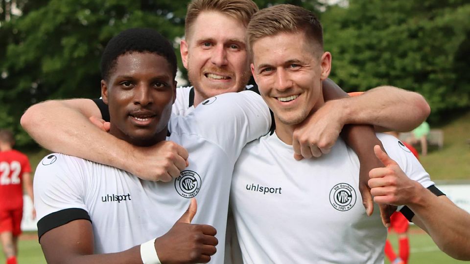 Bejubeln den 3:0-Heimsieg gegen den SV Schwandorf-Ettmannsdorf: (v.l.) Zweifach-Torschütze Yazid Tambo, Kapitän Mike Niebauer und Robert Rohrhirsch.