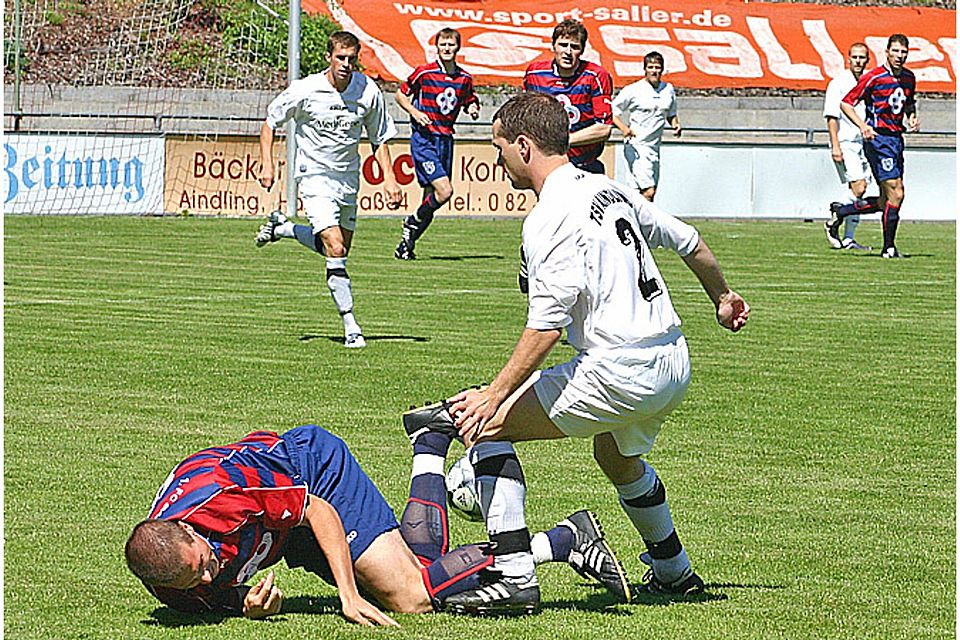 Philipp Schulz (rechts) stellt bei seinem letzten Spiel für den TSV Aindling im Jahr 2009 Stefan Köck aus Kötzing. Elf Jahre lief der Abwehrspieler im Trikot des TSV auf, eher er die Fußballschuhe an den Nagel hängte.  Archivfoto: Willi Baudrexl