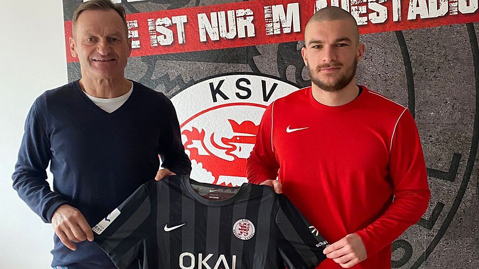 Tim Dierßen trägt ab sofort das Trikot des KSV Hessen Kassel. Im Bild links Jörg Müller (Sportlicher Leiter).