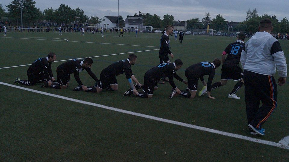 Gemeinsam auf dem Weg in die B-Klasse: Italclubs Torschütze zum 4:1 Andrea Santoro (rechts Nummer 18) führt die Bolognese an und lässt sich für seinen Treffer gebührend feiern. (Bild: Imruck)