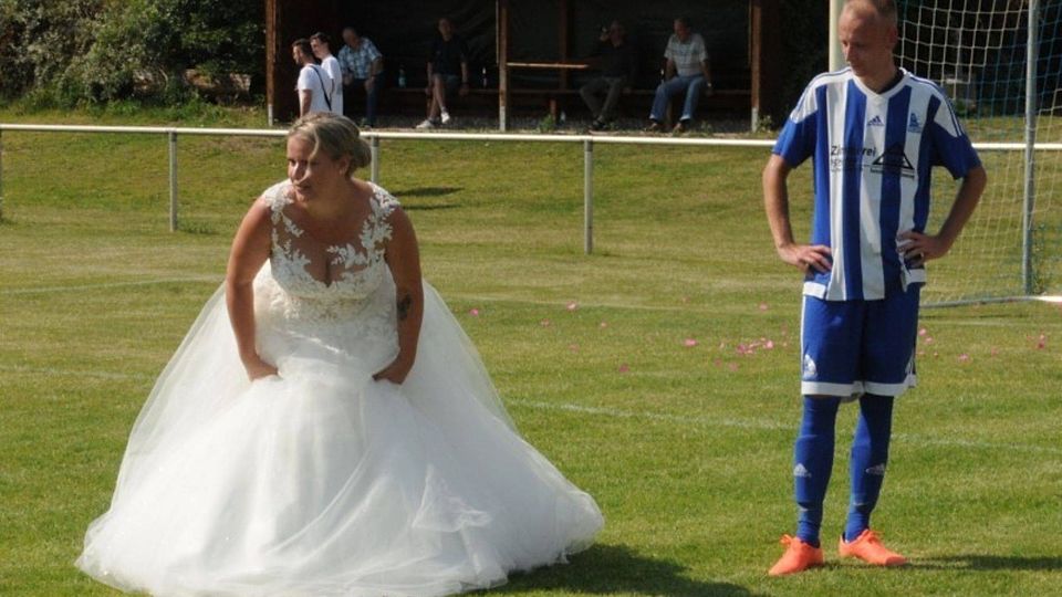 Michél Kokel stand wenige Stunden nach der Hochzeit zusammen mit seiner Frau Nicol auf dem Feld.