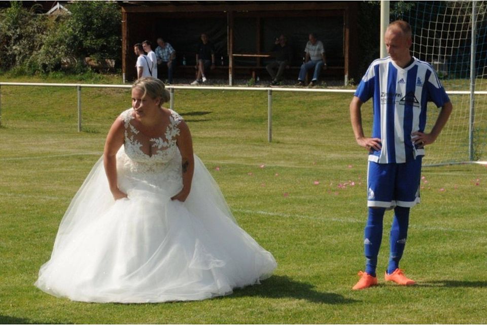 Michél Kokel stand wenige Stunden nach der Hochzeit zusammen mit seiner Frau Nicol auf dem Feld.