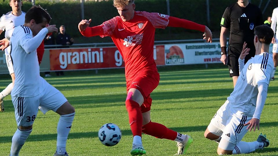 Ungewisse Zukunft: Der Heimstettner Topstürmer Jordi Woudstra (rot) fällt nach einem Kreuzbandriss länger aus.