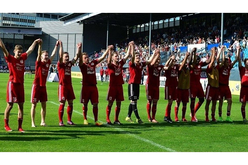 Sensation um Milimeter verpasst. Rot-Weiß Hadamar verliert im Elfmeterschießen gegen Wehen Wiesbaden und feiert trotzdem mit seinen Fans. Archivfoto: Klein.