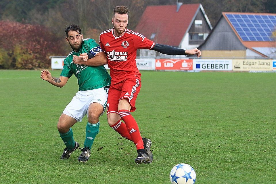 Tobias Sebold (li.) und die zweite Mannschaft des TSV Aach-Linz bleiben trotz des 2:1-Sieges gegen den Türkischen SC Pfullendorf (re.: Andy Wollenburg) Tabellenletzter der Kreisliga A III. Foto: Karl-Heinz Bodon