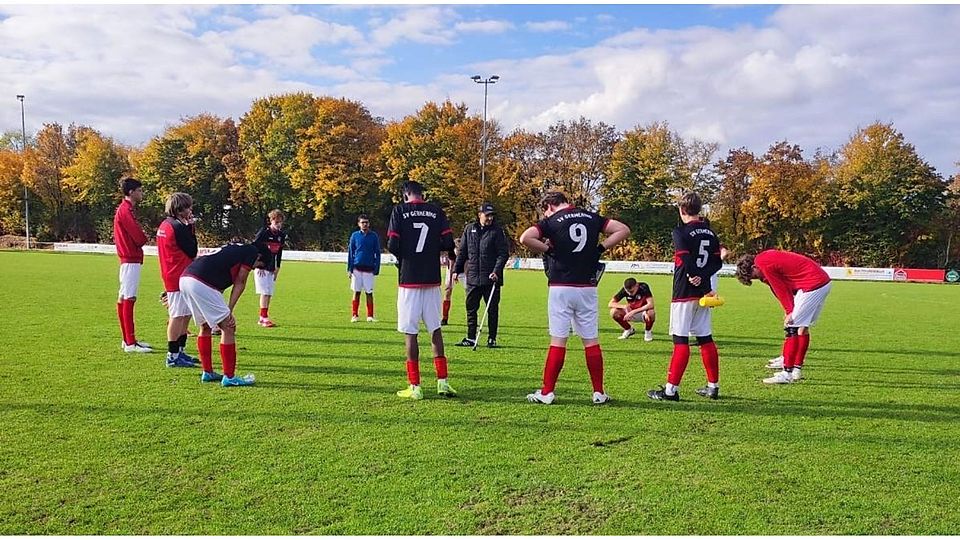 Die B-Junioren des SV Germering auf dem Platz mit ihrem Trainer Sandro Zedde, der auf Krücken angewiesen ist.
