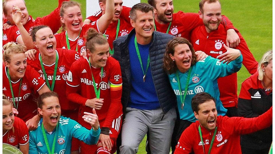 Mitten im Jubel: Jens Scheuer (Mitte) feiert mit seinem Team die deutsche Meisterschaft nach dem Heimspiel gegen Eintracht Frankfurt. 