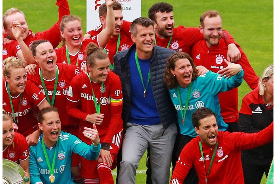 Mitten im Jubel: Jens Scheuer (Mitte) feiert mit seinem Team die deutsche Meisterschaft nach dem Heimspiel gegen Eintracht Frankfurt. 