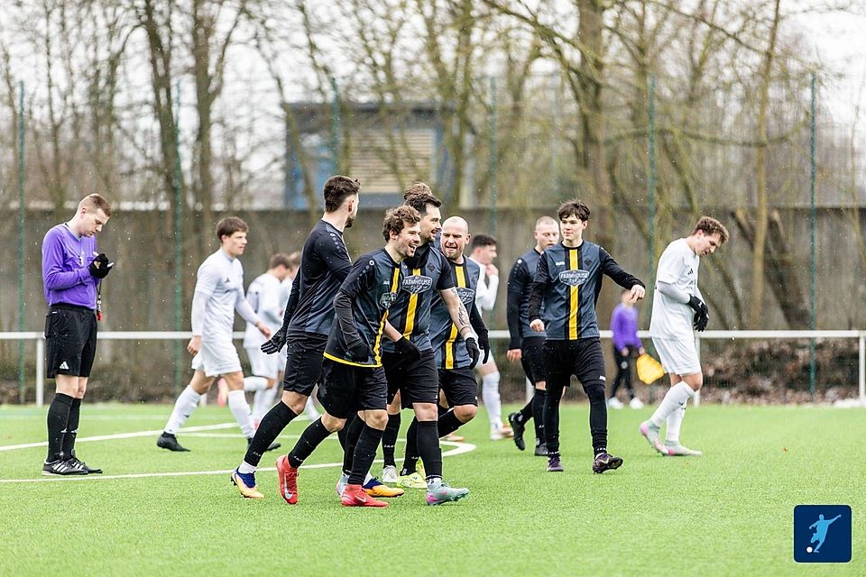 SV Hellern bejubelt die frühe Führung durch Marco Spindler