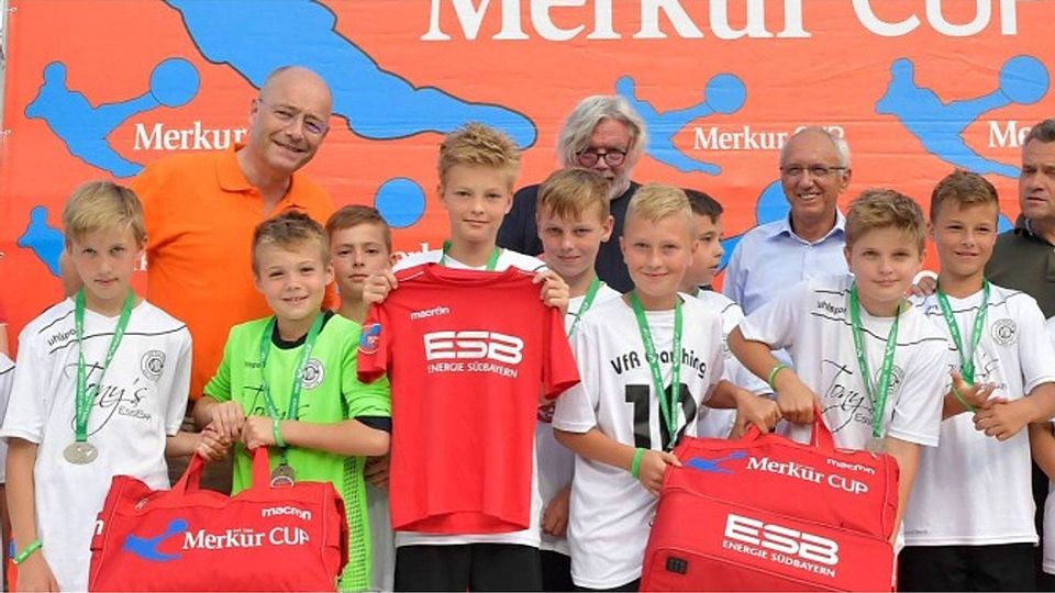 Sieger der Fairness: Die Spieler des VfR Garching mit Marcus Böske von Energie Südbayern (ESB/hinten links). F: mm