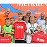Sieger der Fairness: Die Spieler des VfR Garching mit Marcus Böske von Energie Südbayern (ESB/hinten links). F: mm