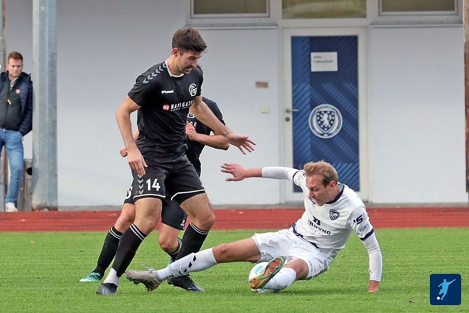 Gegen den 1. FC Garmisch-Partenkirchen gelang Schwaig (schwarz) zuletzt nur ein Unentschieden.