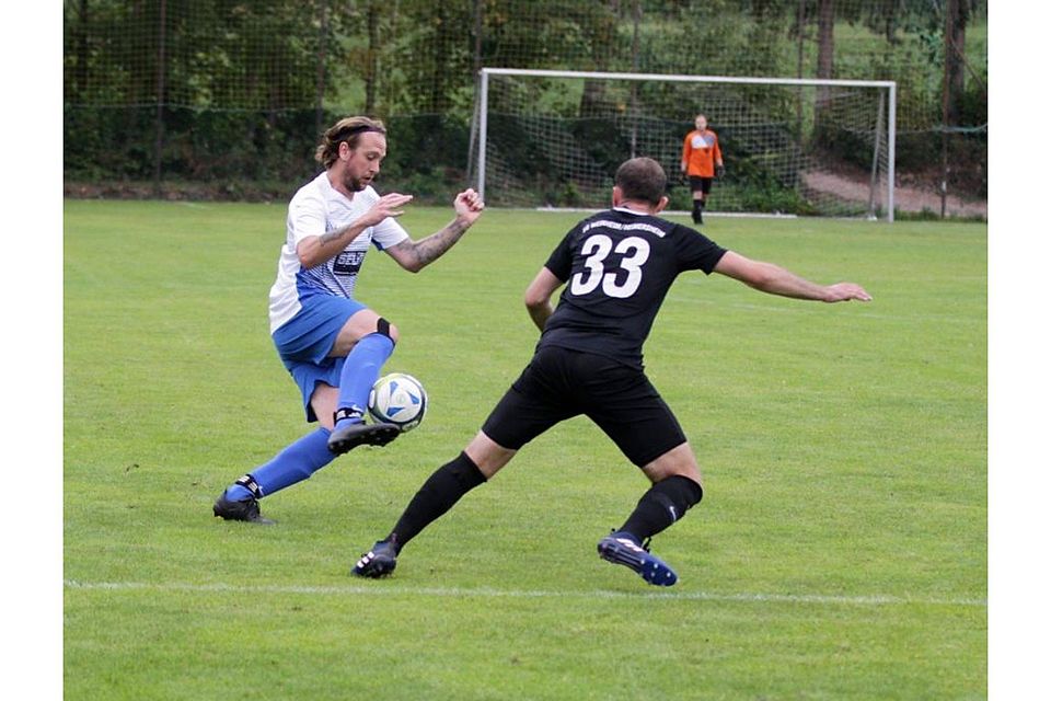 Eine Szene aus dem spritzigen Pokalspiel vergangenen Sonntag in Weinheim: Nic Hesseldenz (l.) von der SG Nieder-Wiesen nimmt den Ball vor Marco Stock mit.	Foto: BK/Axel Schmitz
