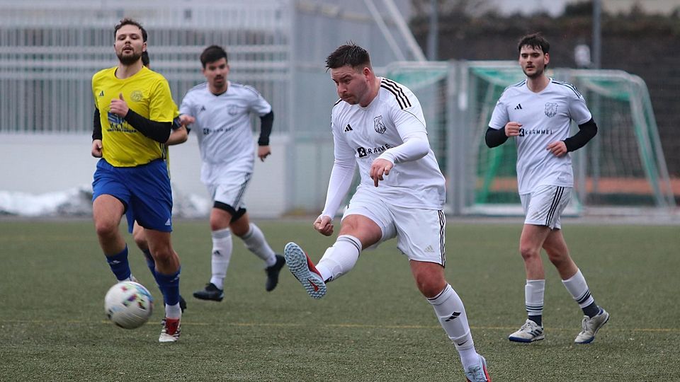 Der gefühlt schnellste Doppelpack der DJK-Geschichte: Doppeltorschütze Kevin Ryan (2.v.re.)