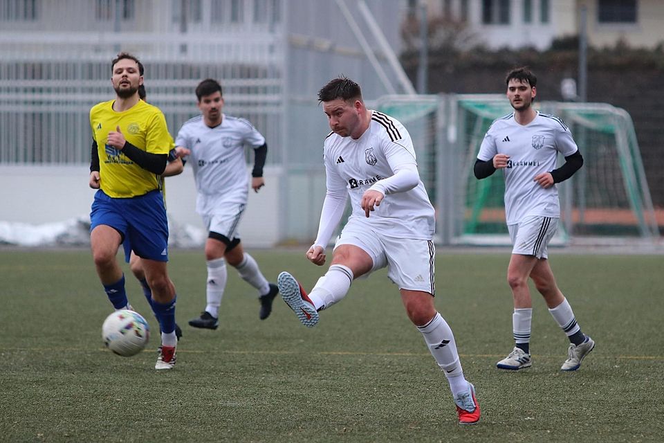 Der gefühlt schnellste Doppelpack der DJK-Geschichte: Doppeltorschütze Kevin Ryan (2.v.re.)