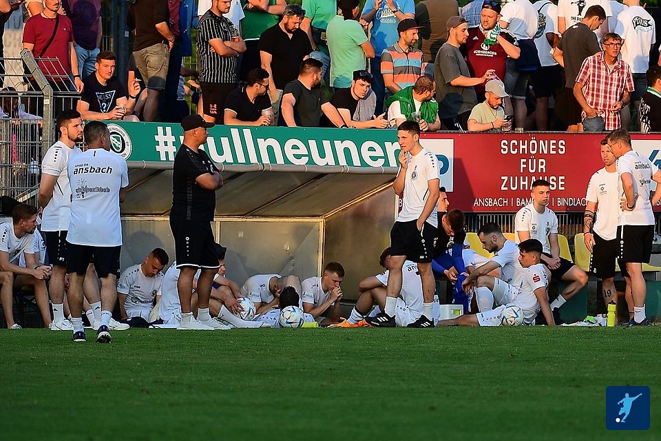 Pure Niedergeschlagenheit: Die Ansbacher am Boden nach der 1:3-Niederlage.