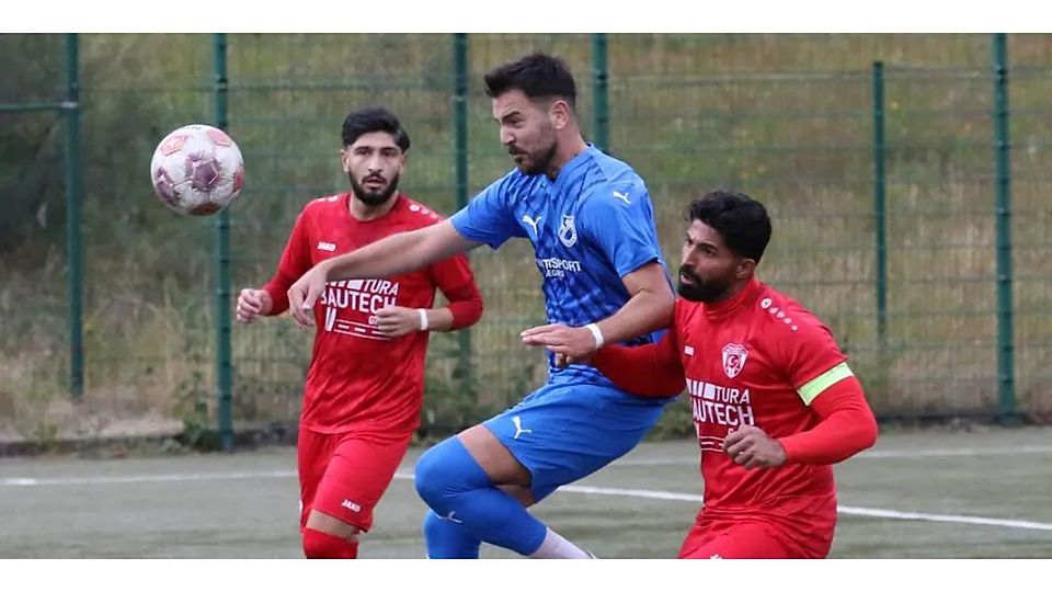 Sadettin Taskiran zeigt im Trikot des FV Breidenbach auch in Spielen gegen seinen Heimatverein Türk Gücü Breidenbach (rechts Mehmet Arslan) konsequente Zweikampfführung an den Tag. Das und noch einiges mehr erwartet sich vom 32-Jährigen auch sein künftiger Verein FSV Buchenau. © Jens Schmidt