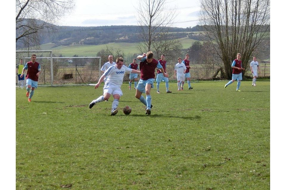 Alexander Miller (Rechts) im Zweikampf mit Tim Büscher vom TSV Hümme