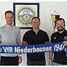 Die beiden neuen VfR-Spielertrainer (vo. li. na. re.): Andreas Kowaletz und Eugen Braun mit Niederhausens  Sportvorstand Stephan Metzner