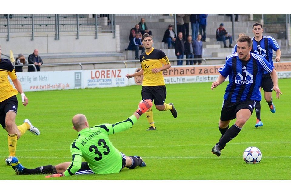 Ausgespielt: Die SpVgg SV Weiden (r. Christoph Hegenbart) ließ dem VfL frohnlach beim 4:0 keine Chance. F: Nachtigall