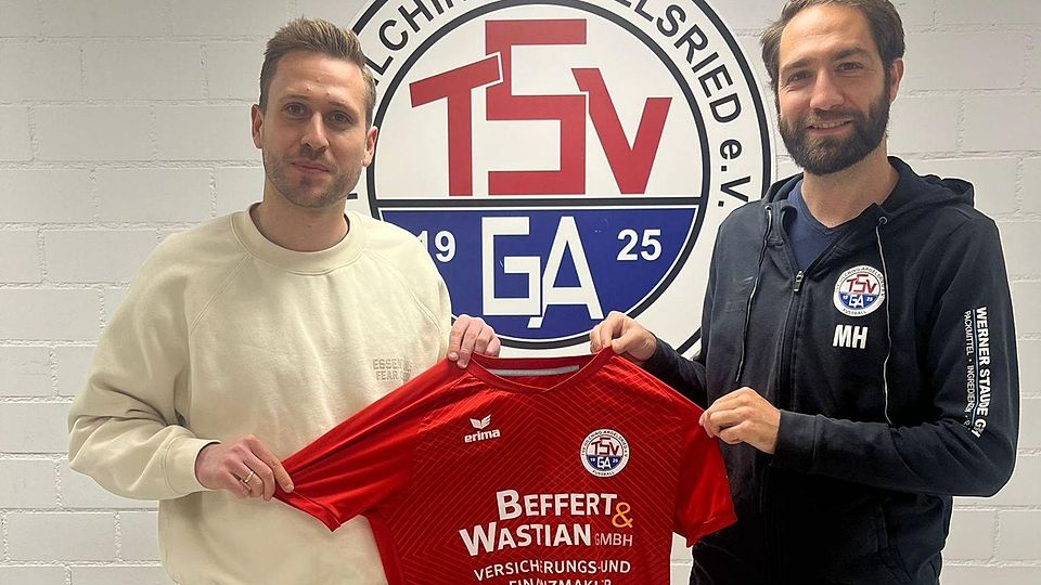 Zurück an der Talhofstraße: Sportlicher Leiter Maximilian Hölzl (r.) darf Rückkehrer Maximilian König wieder bei Fußball-Bezirksligist TSV Gilching-Argelsried begrüßen.