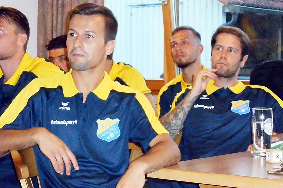 Voller Vorfreude blicken die Trainer Muriz Salemovic (links) und Fabian Hürzeler (rechts) auf die kommende Spielzeit. Der FC Pipinsried geht als Favorit in die Saison. Wie der Dorfklub mit dem damit verbundenen Druck umgehen wird? Wir nehmen den FCP vor dem Saisonstart genau unter die Lupe. 