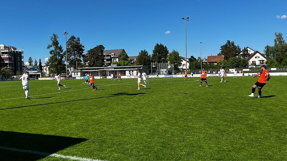 Der FC Dübendorf feierte mit einem 4:2-Heimsieg gegen den Tabellendritten Seefeld einen wichtigen Erfolg im Kampf um den Ligaerhalt.