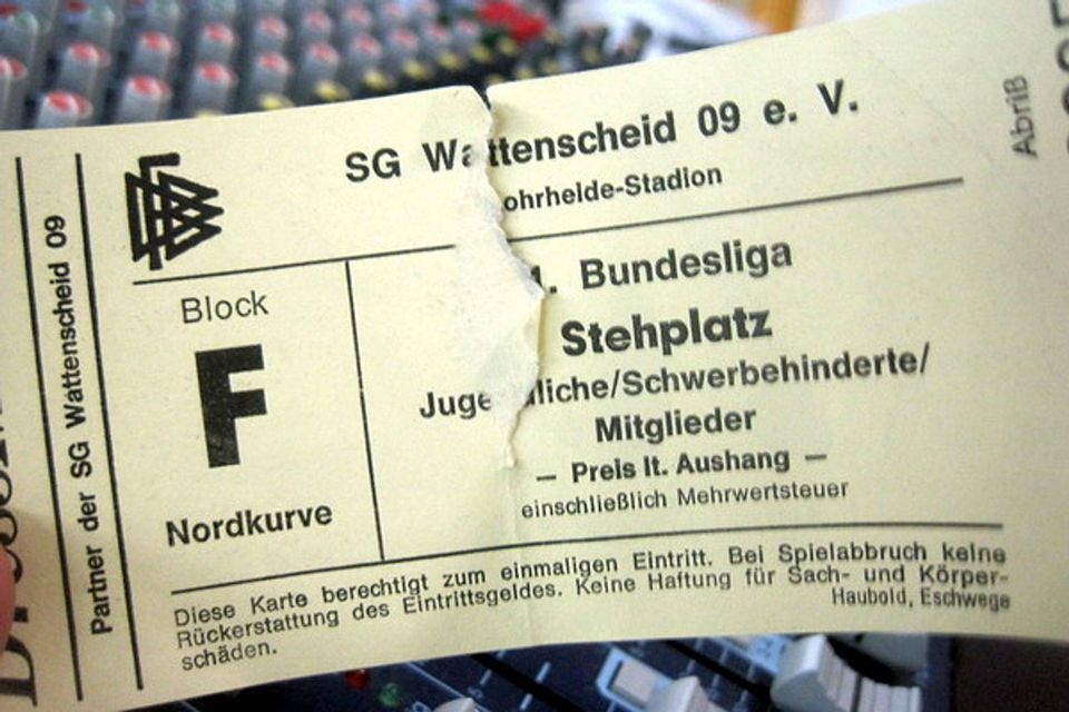 Kult: Die Eintrittskarte aus Bundesliga-Zeiten, die Wattenscheid bei Testspielen einsetzt. Foto: Koldehoff