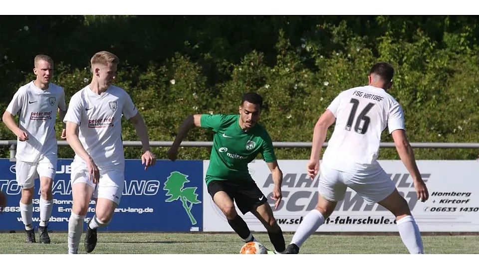 Amine Raissi (M.), hier im Trikot des Kurdischen FC, wird für Türk Ataspor Wetzlar fast zum Helden im Duell mit der TSG Wieseck. (Archivfoto) © Luca Raab