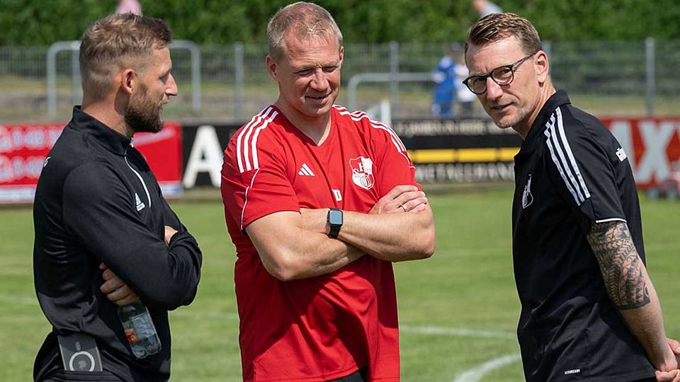 Lockere Plauderrunde zwischen den Trainern Florian Stahl (Oldenburger SV) sowie Markus Wichmann (re.,Heider SV) und seinem Co-Trainer Tobias Dau (mitte).