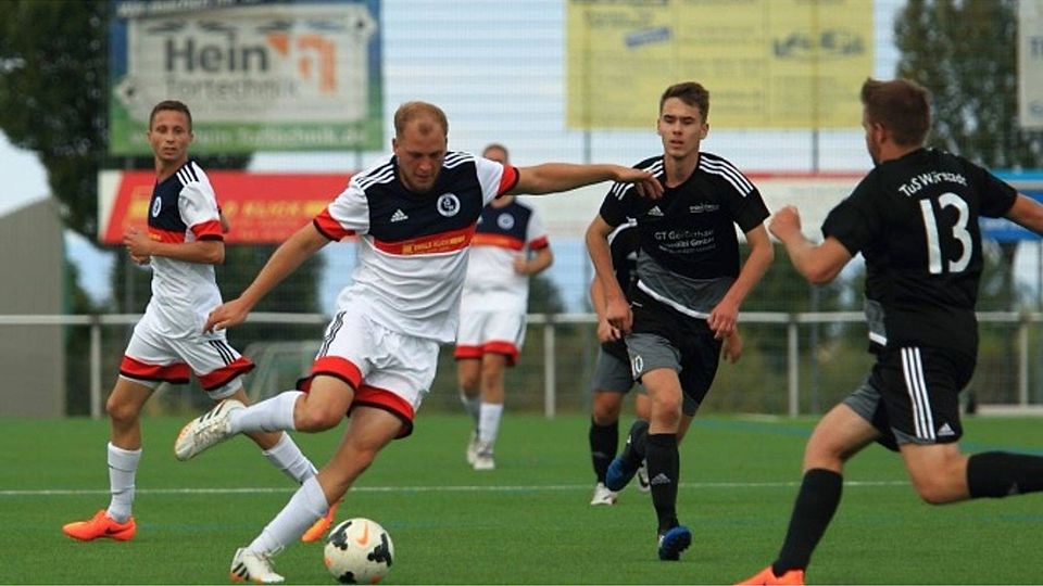 TuS Wörrstadt geht respektvoll in das nächste Spiel gegen den FC Wörrstadt und deren Stürmer Alexander Zwirner (links). F: Wolff