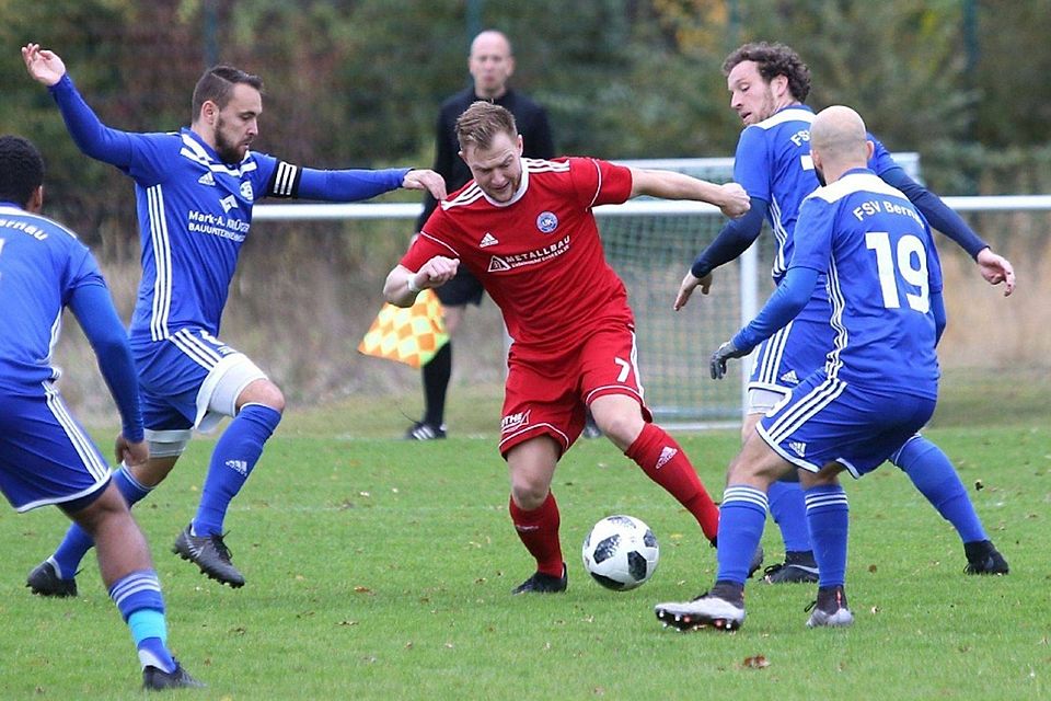Steven Nowark von Union Klosterfelde (in Rot) setzte sich hier im Spiel gegen den FSV Bernau durch.
