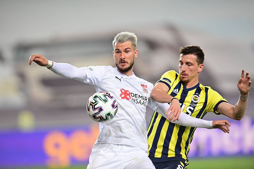 Der Deggendorfer Robin Yalcin (hier im Duell mit Mert Hakan Yandas von Fenerbahce Istanbul) wechselt in die 2. Liga.