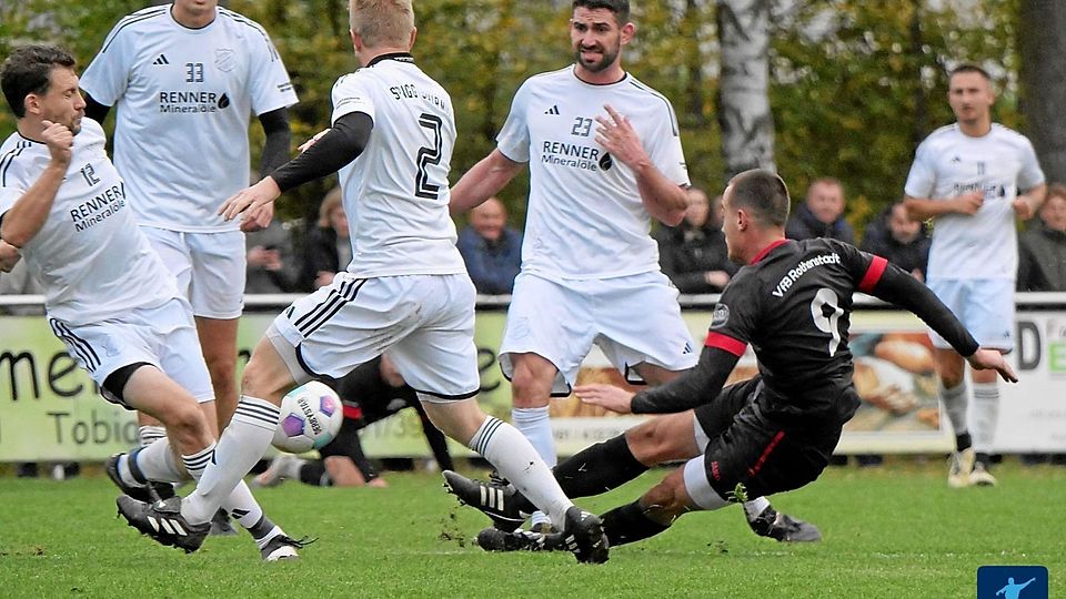 Der Meisterschaftssekt ist kalt gestellt, nach dem Spiel gegen den FC Vorbach will die SpVgg Schirmitz (in Weiß) nun die Korken knallen lassen.