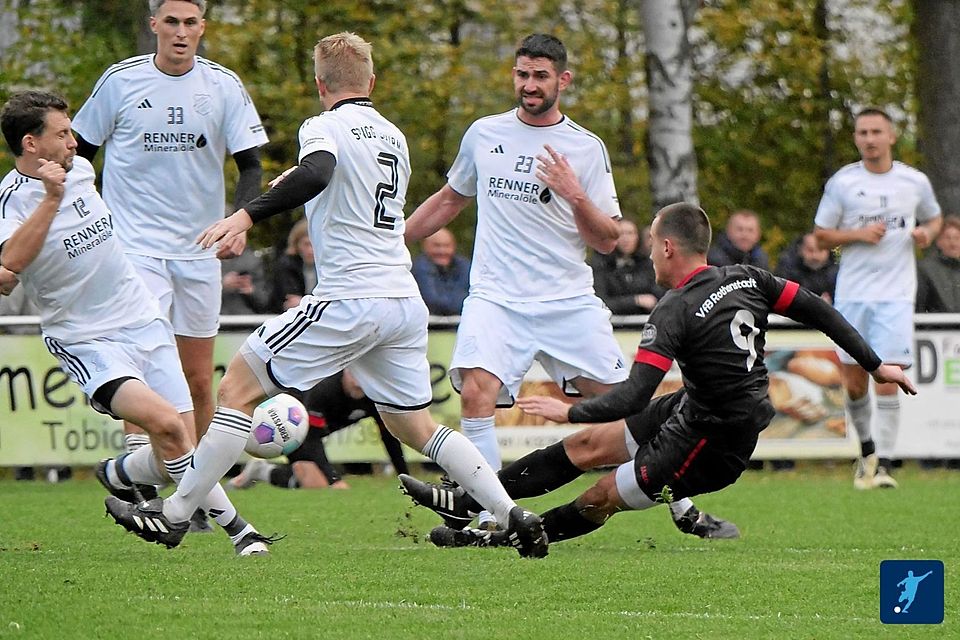 Der Meisterschaftssekt ist kalt gestellt, nach dem Spiel gegen den FC Vorbach will die SpVgg Schirmitz (in Weiß) nun die Korken knallen lassen.
