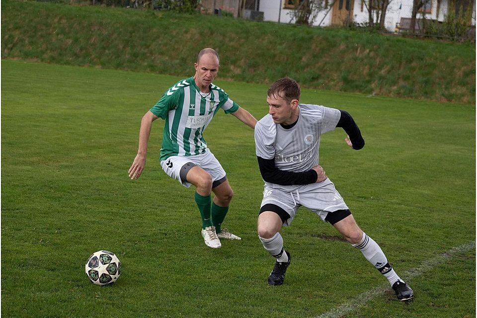 Keine Ruhe ließen die Emmeringer um Simon Wimmer (li.) den Raublinger Gästen.