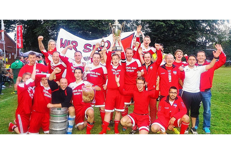 Die Fußballer des Tralauer SV bejubelten den Turniersieg in Grabau, als hätten sie gerade die Meisterschaft gewonnen. Foto: nie