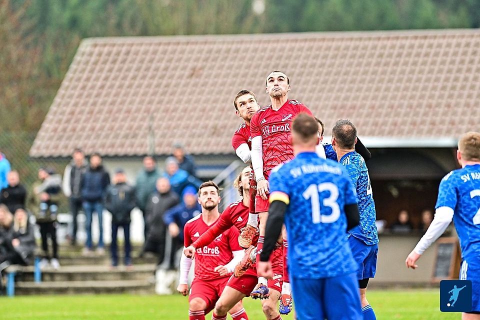 Obenauf: Der FC Salzweg (in rot) hat auch die Hürde in Röhrnbach genommen und ist Wintermeister der Kreisliga Passau. 
