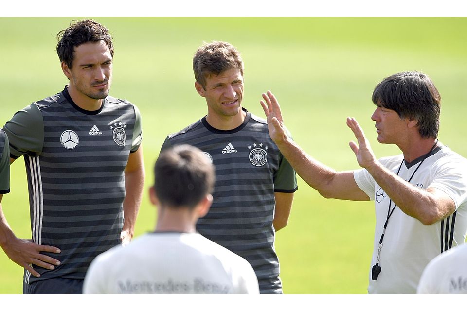 Mats Hummels und Thomas Müller sind im DFB-Kader von Joachim Löw (v.l.) für die EM mit dabei. In jungen Jahren nahmen beide Spieler auch am Merkur CUP teil.