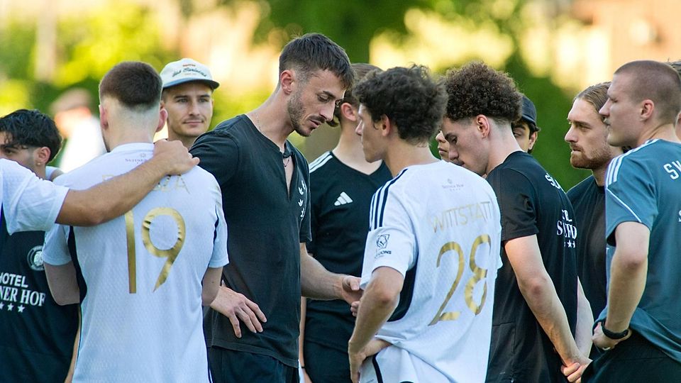 Pullach lässt die Köpfe hängen: In der Mitte der scheidende Trainer Vinzenz Loist mit zerrissenem T-Shirt.