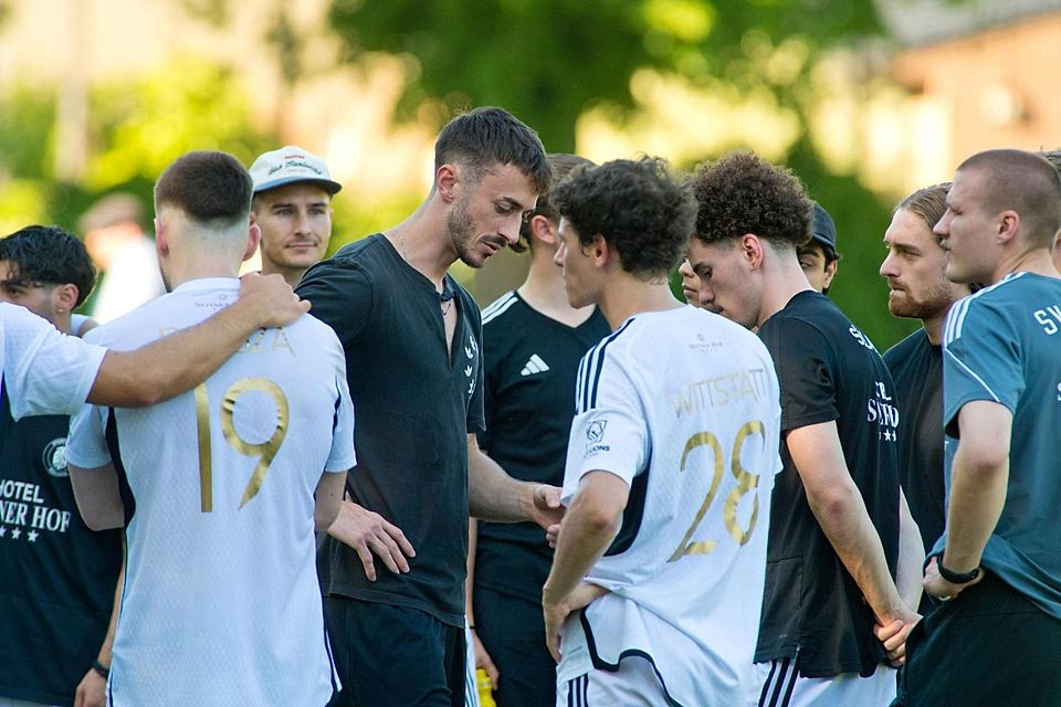 Pullach lässt die Köpfe hängen: In der Mitte der scheidende Trainer Vinzenz Loist mit zerrissenem T-Shirt.