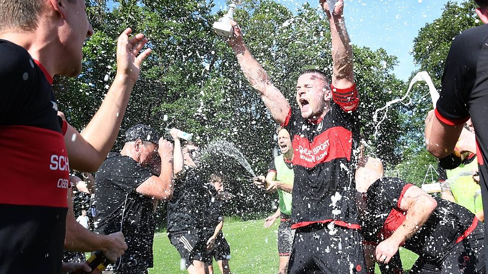 Bei Meister Aßling bricht um (Bildmitte) Kapitän Andi Huber die Feierhölle los